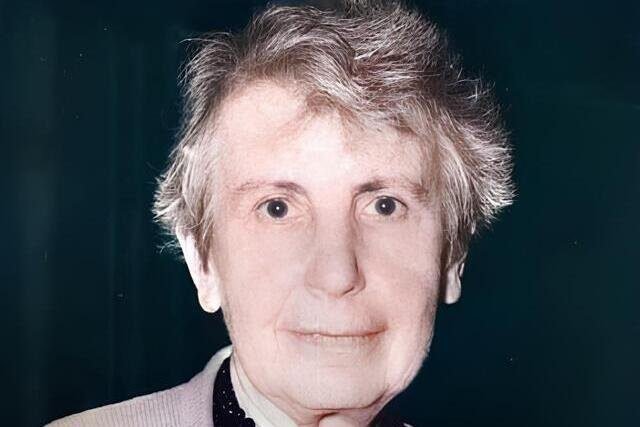 Foto da psicanalista Anna Freud com malha bege com retângulos vermelho e verde e com colar de pedras pretas. A foto ilustra o artigo "Anna Freud e o Legado Psicanalítico de seu Pai Sigmund Freud" de Homero Mônaco para o blog do site Online Psicanalista.