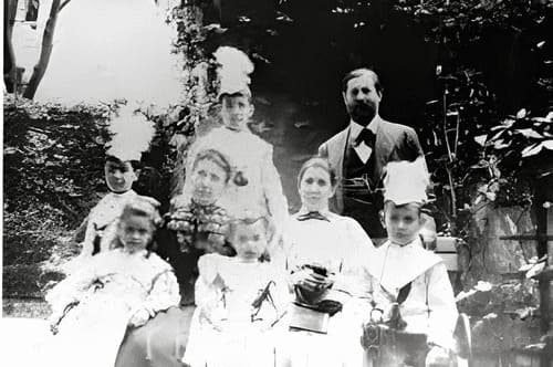 Foto da da família Sigmund Freud. A foto ilustra o artigo "Anna Freud e o Legado Psicanalítico de seu Pai Sigmund Freud" de Homero Mônaco para o blog do site Online Psicanalista.