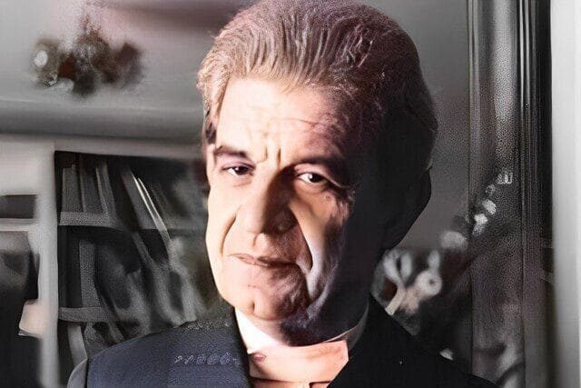 Foto do psicanalista Jacques Lacan de terno cinza. A foto ilustra o artigo "Jacques Lacan: Desvendando os Mistérios da Psicanálise Estrutural" escrito por Homero Mônaco para o blog do site Online Psicanalista