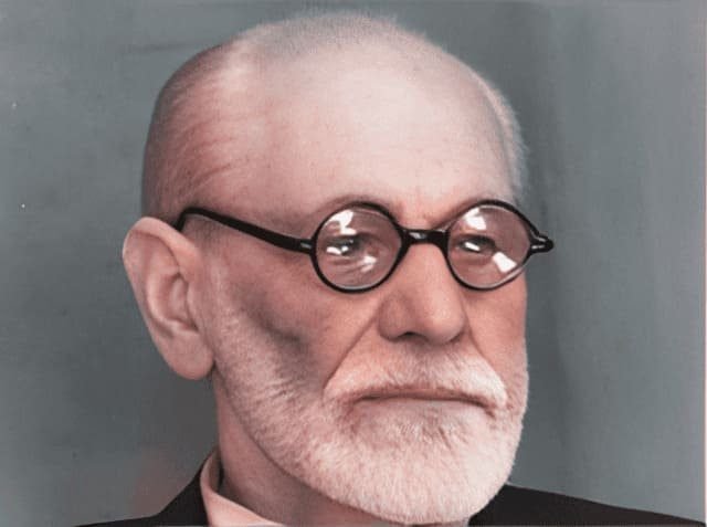 Foto de rosto do psicanalista Freud de perfil com óculos. A foto ilustra o artigo "Freud e a Revolução na Psicologia: Uma Visão Profunda" de Homero Mônaco do blog do site Online Psicanalista.