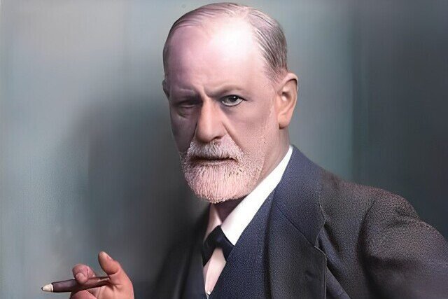 Foto do psicanalista Sigmund Freud de terno preto, camisa branca e cigarro na mão. A foto ilustra o artigo "Sigmund Freud e a Revolução na Psicologia: Uma Visão Profunda" de Homero Mônaco do blog do site Online Psicanalista.