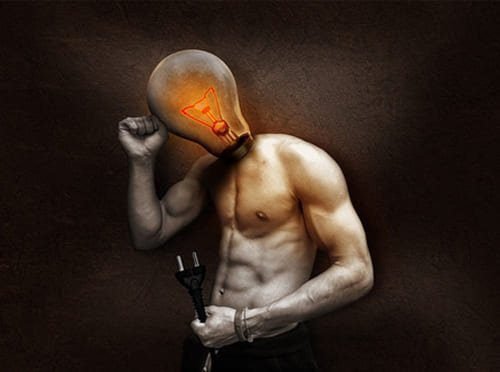 Foto de um homem sem camisa de perfil, com cabeça de lâmpada e uma tomada na mão. Simbolisma a influência de Freud sobre o surrealismo. A foto Simboliza os Mecanismos de Defesa de Sigmund Freud. A foto ilustra o artigo "Freud e a Revolução na Psicologia: Uma Visão Profunda" de Homero Mônaco do blog do site Online Psicanalista.