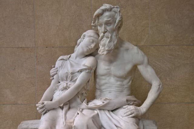 Foto de estátua em mármore branco de Édipo e Jocasta. A foto ilustra o artigo "Desvendando a Jornada de Freud através do Desenvolvimento Psicosexual" escrito pelo psicanalista Homero Mônaco para o site Online psicanalista.