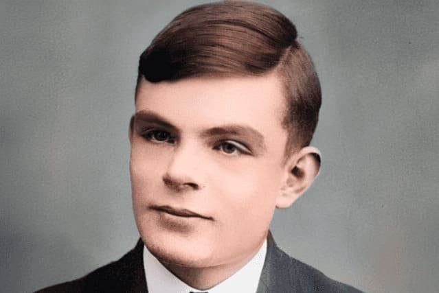 Foto de rosto de Alan Turing, criador do teste de Turing, vestindo camisa branca e terno preto. A foto ilustra o artigo "Teste de Turing: Desvendando o critério definidor da AI" escrito pelo psicanalista Homero Mônaco para o site Online Psicanalista.