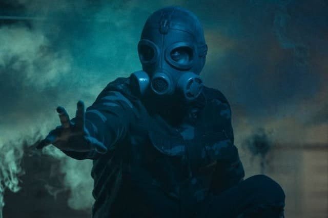 Foto de um homem com máscara anti gás tóxico com o braço esticado e com a mão como um alerta de pare. A foto ilustra o artigo "25 tipos de pessoas tóxicas e suas principais características" do blog escrito pelo psicanalista Homero Mônaco para o site Online psicanalista.