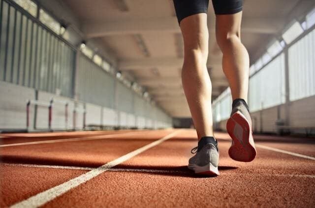 Foto de pernas correndo em uma pista simbolizando as motivações pessoais. A imagem ilustra o artigo Como a psicanálise pode revelar as suas motivações pessoais escrito pelo Psicanalista Homero Mônaco para site Online Psicanalista.
