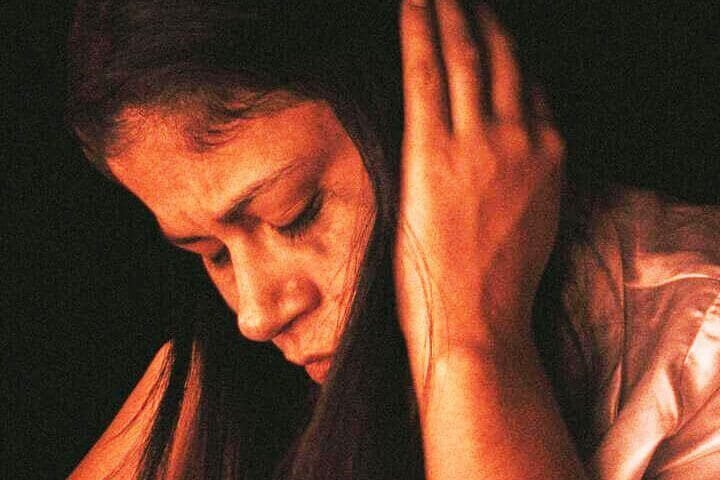 Foto de uma mulher de perfil com as mãos no ouvido e cabeça e cara de que está passando por uma turbulência interna. A foto ilustra o artigo Revelando 10 Maneiras Surpreendentes de Lidar com a Turbulência Interna escrito no blog do psicanalista Homero Mônaco para ao site Online Psicanalista.