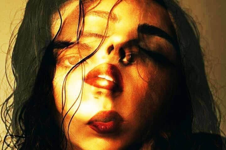 Foto do rosto de uma mulher de frente usando batom vermelho. A foto se funde com a foto dela com cara séria, e uma foto dela com cara de desejo. A foto ilustra o artigo O tratamento psicanalítico pode apagar completamente as cicatrizes emocionais? escrito pelo psicanalista Homero Mônaco para o site Online Psicanalista. Foto de uma menina com perna levantada como se fosse pisar na lente da câmera que a fotografa. A foto ilustra o artigo 10 Maneiras como a Psicanálise Ajuda a Encontrar o seu Desejo Pessoal escrito pelo psicanalista Homero Mônaco para o site Online Psicanalista.