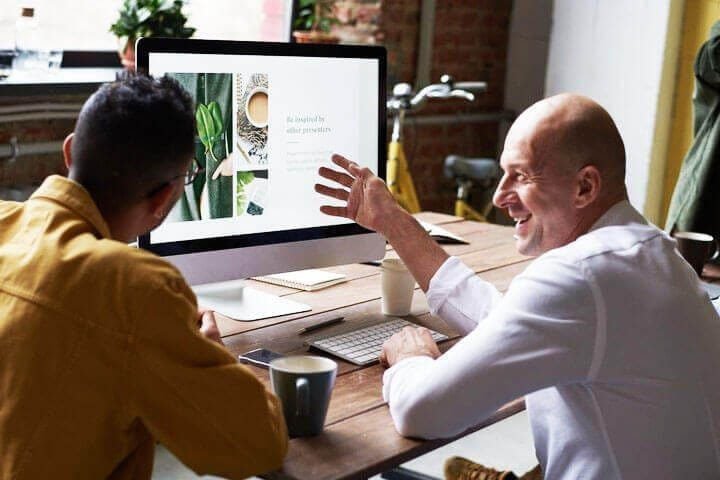 Foto de dois homens sentados em uma mesa de escritório, onde um careca olha para o outro rindo, explicando um projeto que está na tela. A foto se funde com a foto dela com cara séria, e uma foto dela com cara de desejo. A foto ilustra o artigo O tratamento psicanalítico pode apagar completamente as cicatrizes emocionais? escrito pelo psicanalista Homero Mônaco para o site Online Psicanalista. Foto de uma menina com perna levantada como se fosse pisar na lente da câmera que a fotografa. A foto ilustra o artigo 10 Maneiras como a Psicanálise Ajuda a Encontrar o seu Desejo Pessoal escrito pelo psicanalista Homero Mônaco para o site Online Psicanalista.