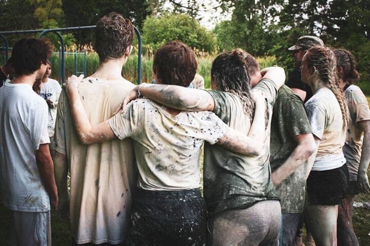 Foto de criança se abraçando depois de fazerem alguma brincadeira em conjubto. A foto ilustra o artigo 10 Maneiras como a Psicanálise Melhora os Relacionamentos Interpessoais escrito pelo psicanalista Homero Mônaco para o site Online Psicanalista.