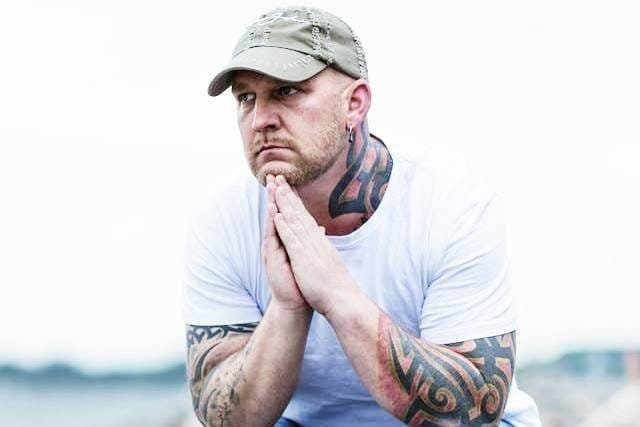 Foto de um homem sentado na natureza com olhar pensativo. A foto ilustra o artigo 10 Maneiras de Alcançar o Empoderamento Pessoal Com a Psicanálise escrito pelo psicanalista Homero Mônaco para o site Online Psicanalista.