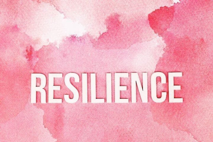Foto de um fundo pintado em aquarela em tons rosa, e em cima está escrito a palavra resiliência em inglês (resilience). A foto ilustra o artigo 10 Melhores Maneiras para Construir a Resiliência Emocional com a Psicanálise escrito pelo psicanalista Homero Mônaco para o site Online Psicanalista.
