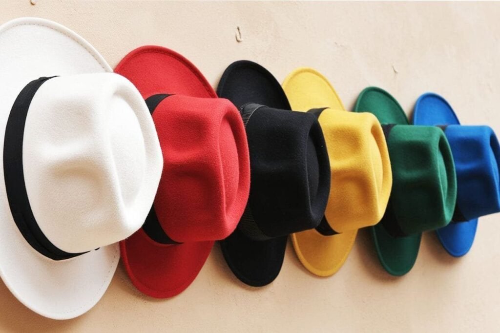 Foto de 6 chapéus iguais pendurados na parede. As cores de cada um são na sequência: branco, vermelho, preto, amarelo, verde e azul. A foto ilustra o artigo 10 Técnicas Criativas para o Sucesso na Resolução de Problemas escrito pelo psicanalista Homero Mônaco para o site Online Psicanalista.