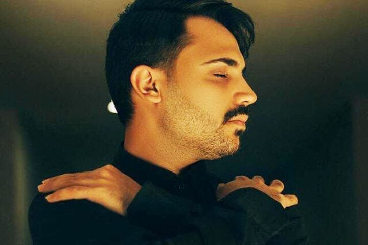 Foto de um homem  de perfil se abraçando. A foto ilustra o artigo Por que desconstruir os seus padrões comportamentais por meio da sua aceitação e da sua transformação escrito pelo psicanalista Homero Mônaco para o site Online Psicanalista.Foto de uma menina com perna levantada como se fosse pisar na lente da câmera que a fotografa. A foto ilustra o artigo Alcançar a Paz e o Encerramento de Decepções Passadas escrito pelo psicanalista Homero Mônaco para o site Online Psicanalista.