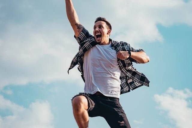 Foto de um homem saltando no ar, feliz, como se tivesse tido sucesso em algo. A foto ilustra o artigo Por que desconstruir os seus padrões comportamentais por meio da sua aceitação e da sua transformação escrito pelo psicanalista Homero Mônaco para o site Online Psicanalista.
