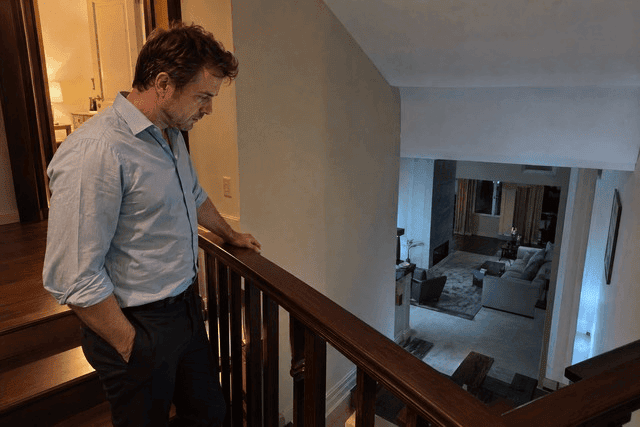 Homem parado no meio da escada de casa, com uma das mãos apoiada no corrimão, entre o andar de cima e o de baixo. Ele permanece imóvel, olhando para um ponto fora do enquadramento, com expressão pensativa e postura tensa. A posição entre dois níveis da casa sugere hesitação e conflito interno diante de uma decisão relacionada à vida pessoal ou aos relacionamentos. Imagem utilizada para ilustrar o artigo “7 Passos para Resolver Conflitos Internos de Relacionamento” escrito por Homero Mônaco Psicanalista especializado em neurociências e comportamento.Homem parado no meio da escada de casa, com uma das mãos apoiada no corrimão, entre o andar de cima e o de baixo. Ele permanece imóvel, olhando para um ponto fora do enquadramento, com expressão pensativa e postura tensa. A posição entre dois níveis da casa sugere hesitação e conflito interno diante de uma decisão relacionada à vida pessoal ou aos relacionamentos. Imagem utilizada para ilustrar o artigo “7 Passos para Resolver Conflitos Internos de Relacionamento” escrito por Homero Mônaco Psicanalista especializado em neurociências e comportamento.