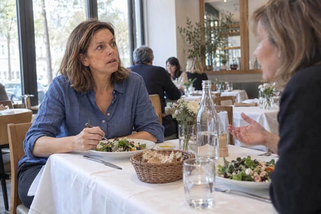 Pessoa em uma conversa com alguém próximo, ouvindo uma observação sobre seu comportamento com expressão de surpresa e desconforto. A cena representa o momento em que alguém percebe uma reação que não reconhece como característica de si. Imagem utilizada para ilustrar o artigo “Aquele tom que saiu de você e ninguém, nem você, reconheceu, o que isso significa?” escrito por Homero Mônaco Psicanalista especializado em neurociências e comportamento.