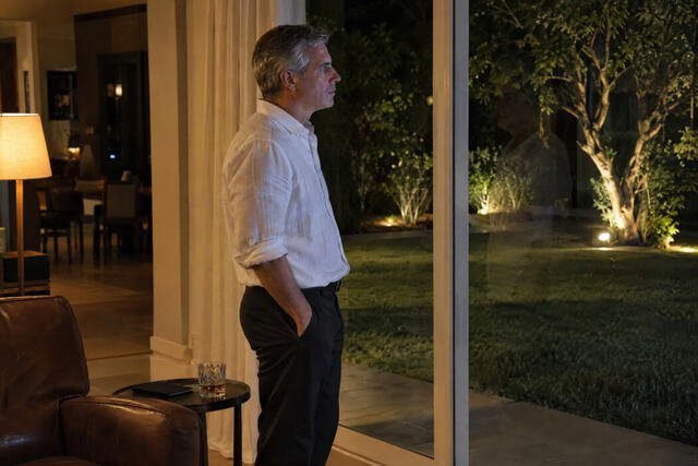 Homem em casa olhando para o jardim que construiu, mas sem conseguir relaxar enquanto observa o espaço. A cena representa a dificuldade de aproveitar aquilo que conquistou quando o medo de perder tudo permanece presente. Imagem utilizada para ilustrar o artigo “O que o medo de perder o que você construiu diz sobre você?” escrito por Homero Mônaco Psicanalista especializado em neurociências e comportamento.