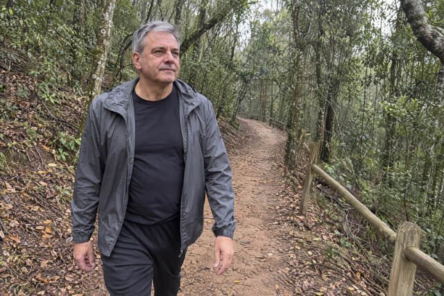 Homem caminhando sem pressa, sem agenda ou compromissos imediatos, em um momento de pausa na rotina. A imagem representa a possibilidade de refletir sobre a própria identidade para além do patrimônio, do trabalho e das conquistas acumuladas. Imagem utilizada para ilustrar o artigo “O que o medo de perder o que você construiu diz sobre você?” escrito por Homero Mônaco Psicanalista especializado em neurociências e comportamento.