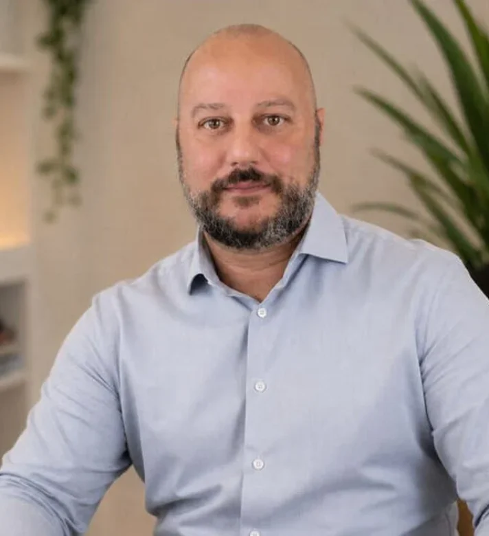 Foto de homem careca, olhos castanhos claros, de barba escura. Camisa azul claro. A foto é do Psicanalista Homero Mônaco, que é o psicanalista que escreve para o blog do Homero Mônaco Psicanalista e que atende também como psicanalista online.